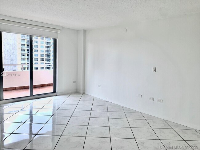 Building Photo - 5555 Collins Ave