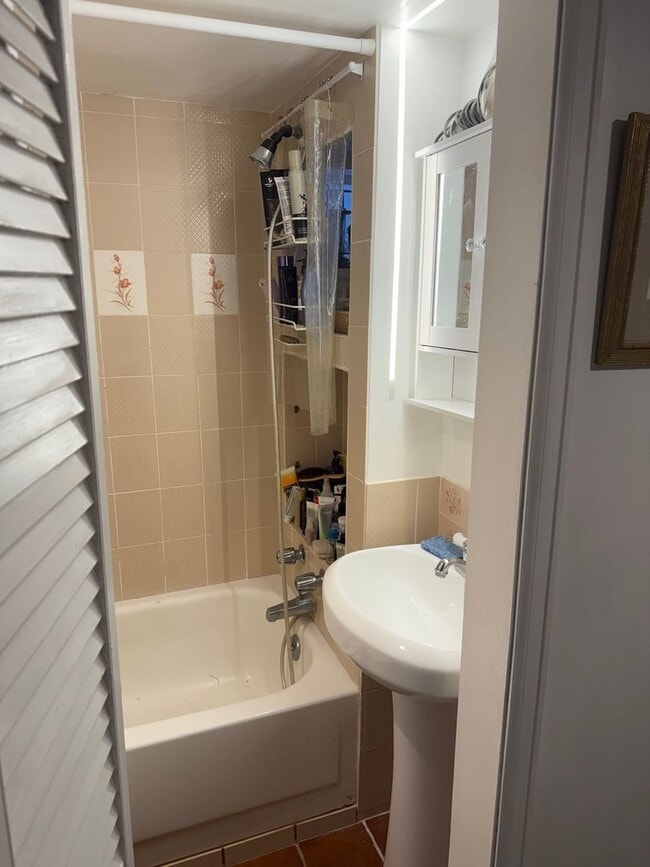 Building Photo - Quiet one bedroom furnished rental