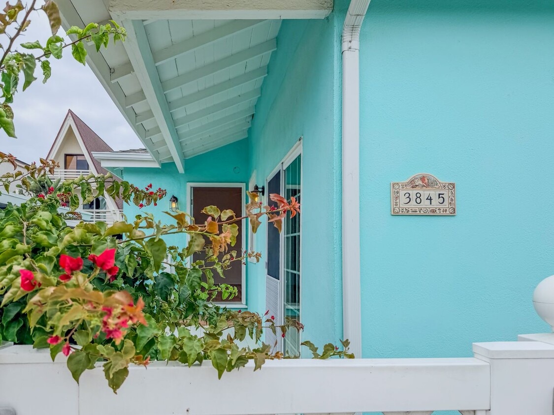 Primary Photo - Hollywood Beach | 3 Bedroom + 2 Bathroom H...