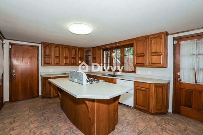 Building Photo - 49 Pinecrest Dr, Bedford, OH 44146