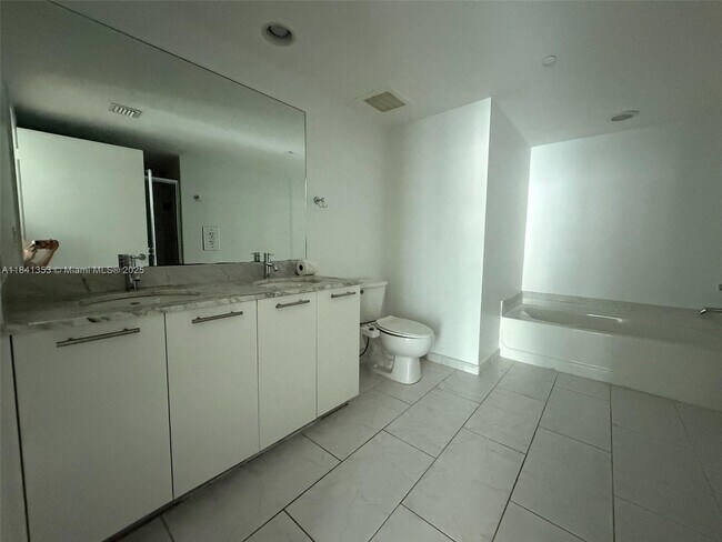 Building Photo - 950 Brickell Bay Dr