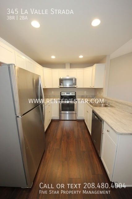 Building Photo - Beautiful Townhome With Primary Bedroom, E...