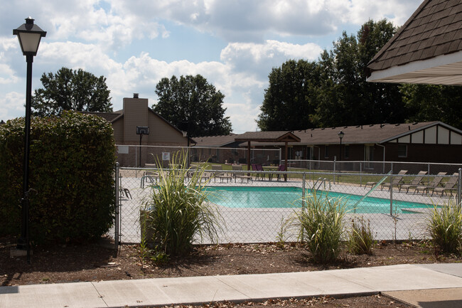 Piscina - Highland Terrace Apartments