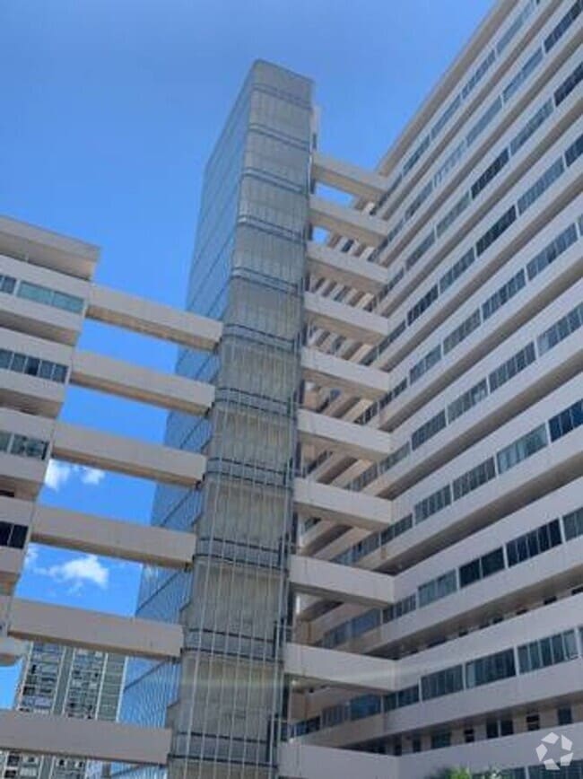 Building Photo - 500 University Ave