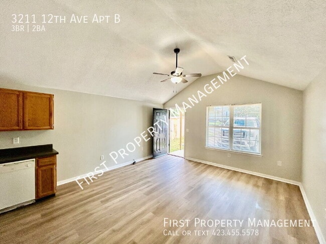 Foto del edificio - 3211 12th Ave