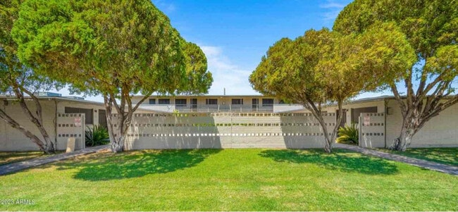 Foto del edificio - 2326 E Pinchot Ave