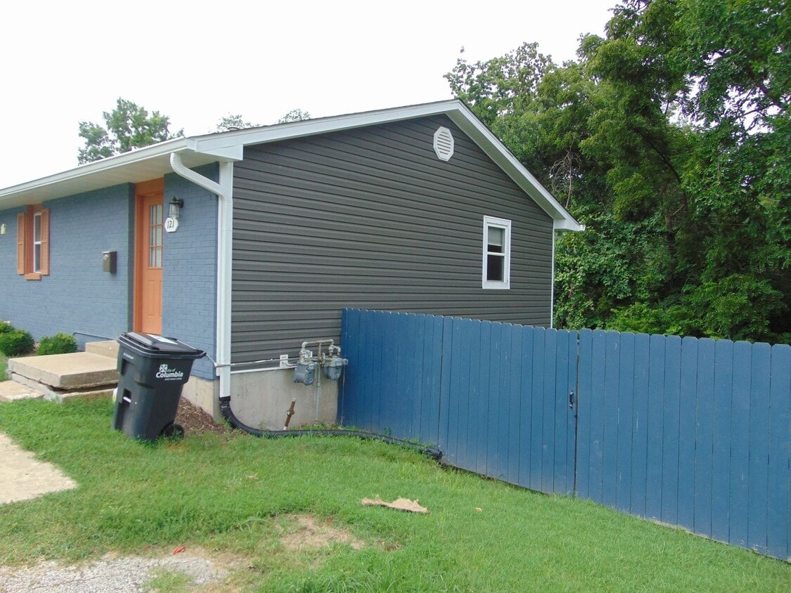 Building Photo - Nice 4 Bedroom 2 Bathroom Duplex!