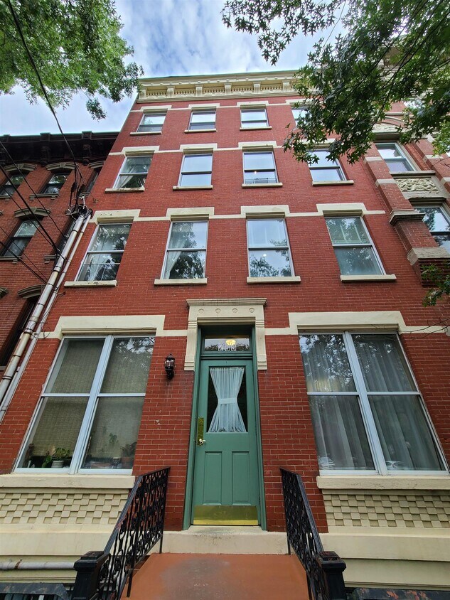 Primary Photo - 285 8th St