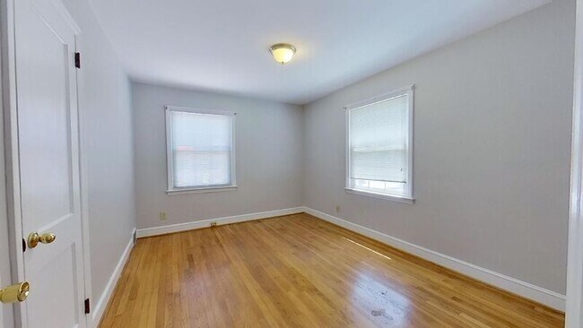 Foto del edificio - 211 Hermitage Rd