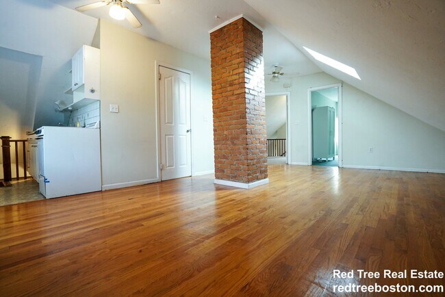 Building Photo - 24 Oak Square Ave