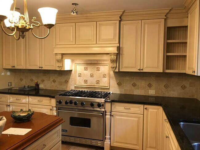 Los chefs comen en la cocina. - 10 Rellim Dr