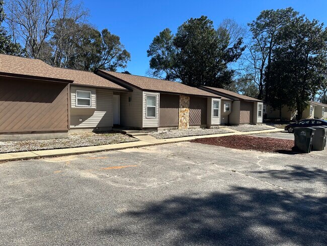 Vista frontal del edificio - 11620 Chemstrand Rd