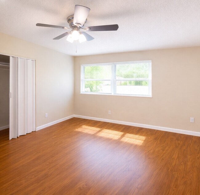 Foto del edificio - 6315 Rosemary Ln