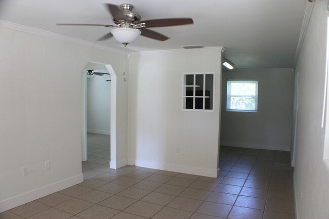 Building Photo - 2 Bed Home in Quiet Neighborhood