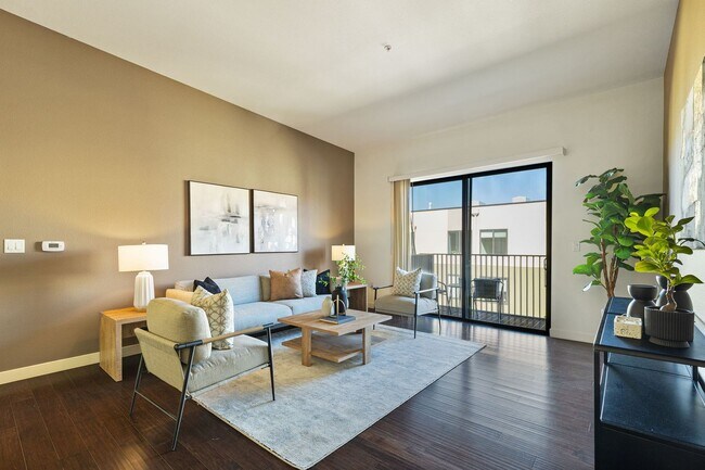 Foto del edificio - Spacious & Sunny Condo at Plant 51 in Down...