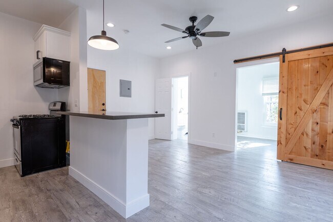 Foto del interior - Newly Remodeled Units with Brick Exposure
