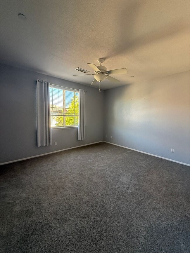 Building Photo - 3 bed, 2 1/2 bath townhome in Moorpark