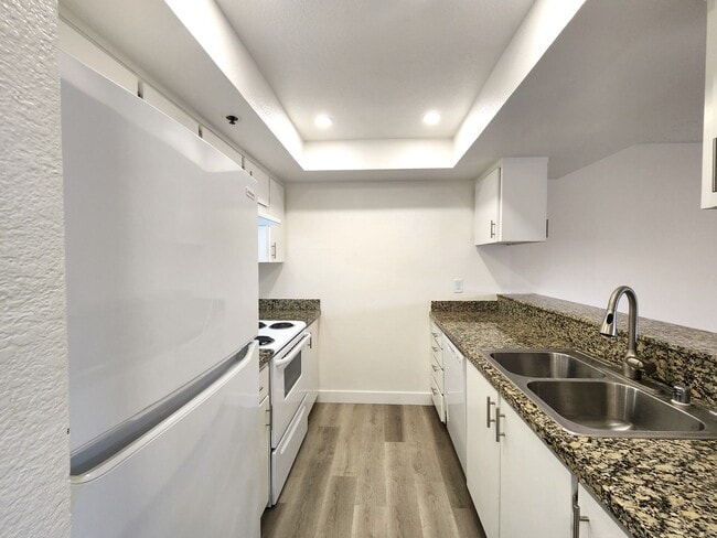 Building Photo - Tranquil Living in a Palo Alto Gem: 1-Bedroom Condo on the Third Floor with In Unit Laundry