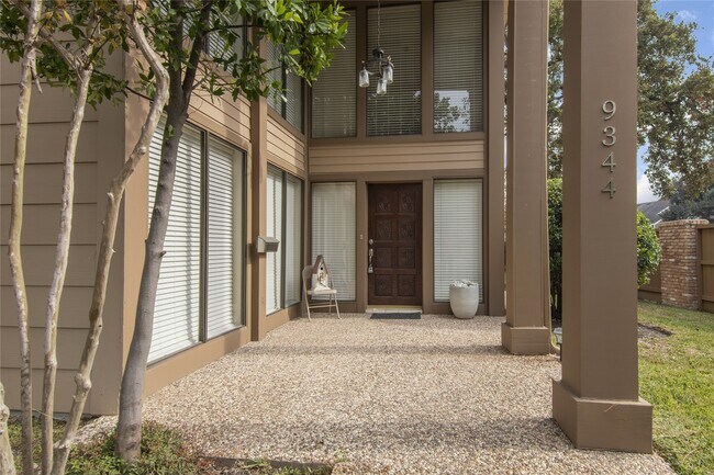 Foto del edificio - 9344 Briar Forest Dr