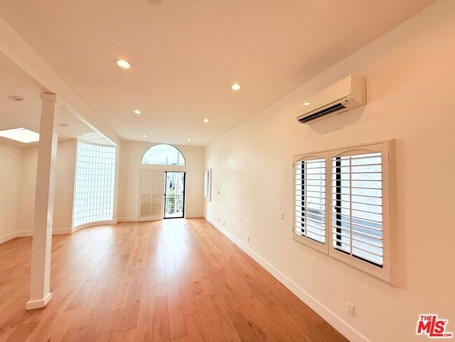 Foto del edificio - 1737 Steinhart Ave