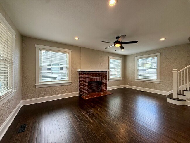 Building Photo - Charming 4-Bedroom Home with Modern Updates, Large Yard & Garage – Pet Friendly!