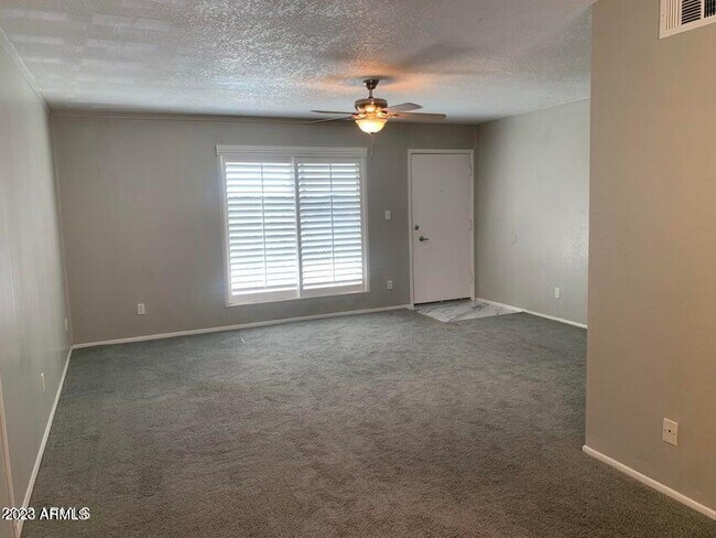 Foto del edificio - 7141 N 16th St