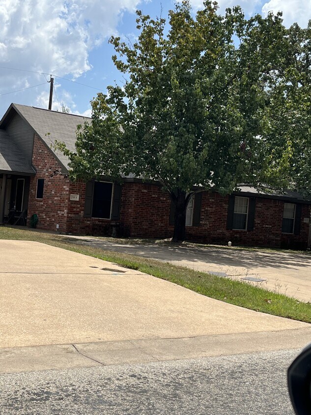 Newly refurbished duplex - 2116 Hidden Hollow Cir