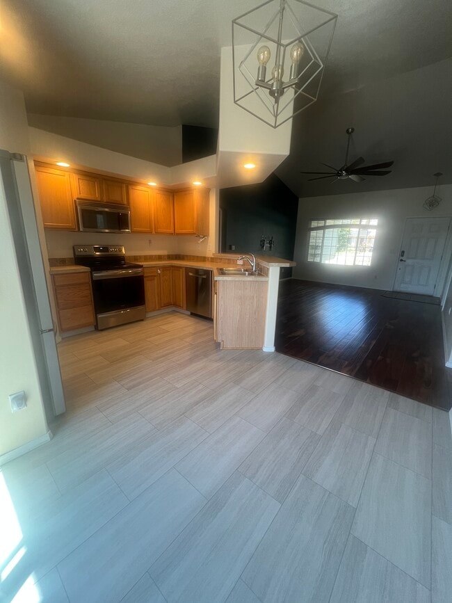 Kitchen - 1907 N Thistle Dr