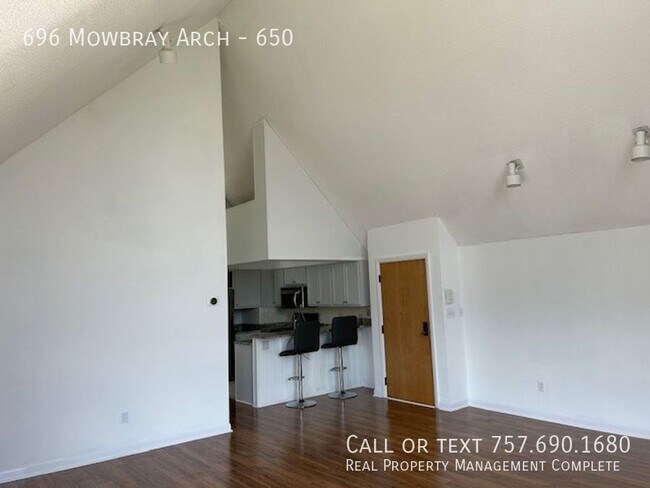 Building Photo - 1 bedroom, 1 bath, 960 SF apartment locate...