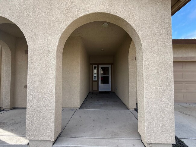 Foto del edificio - 4-bedroom single story in Manteca!