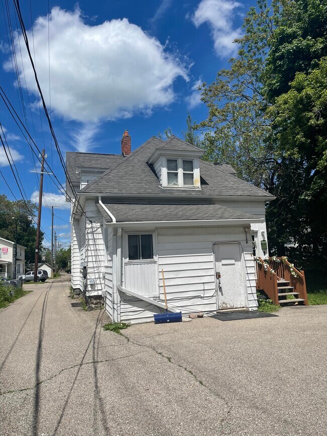 Foto del edificio - 409 Washtenaw Rd