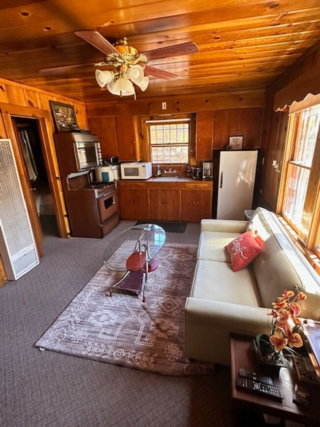 Foto del edificio - Cozy 2Bd Cabin! Available now for a 3-6 mo...