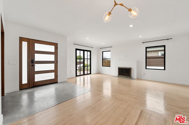 Building Photo - 6116 W 85th Pl