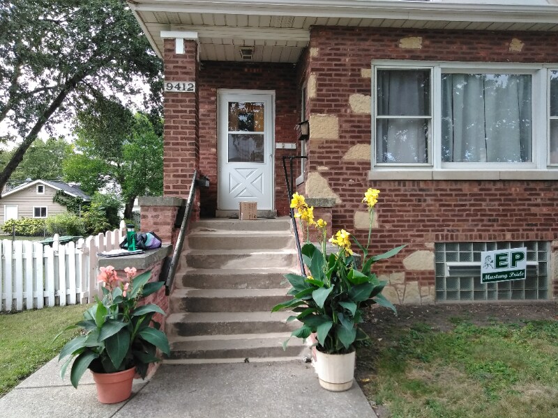 9412 S Sacramento Ave Unit 1, Evergreen Park, IL 60805 Room for Rent