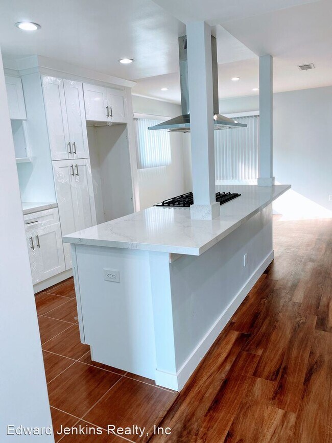 Building Photo - 3 br, 1 bath House - 3925 w. 149th Street