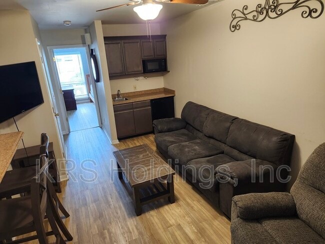 Building Photo - 1305 Bradley Dr