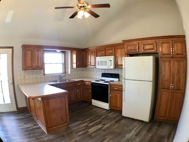 Foto del edificio - {1601} Spacious Duplex + Two Car Garage + Finished Basement + Fort Osage School District