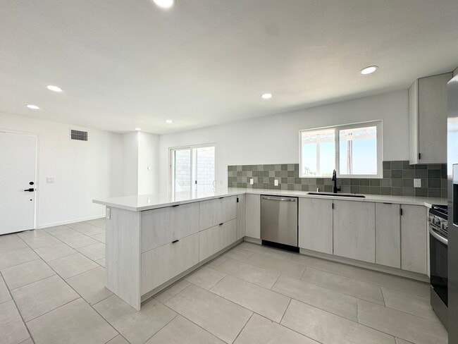 Building Photo - AVAILABLE NOW!!! MOVE IN SPECIAL!! 1 Bedro...
