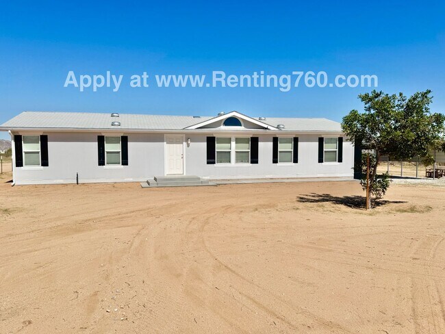 Foto del edificio - Huge 4 Bedroom Home!!