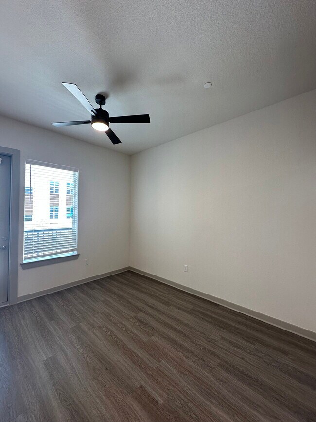 Building Photo - 5821 Calmont Ave