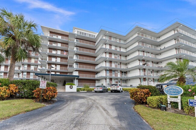 Building Photo - 935 E Causeway Blvd