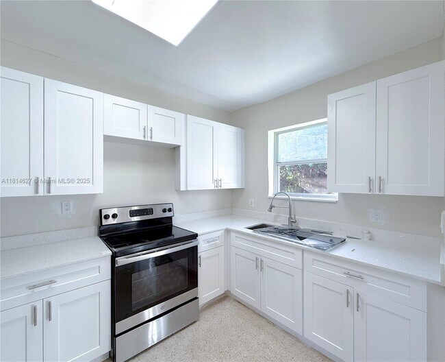 Building Photo - 1141 NE 154th Ter