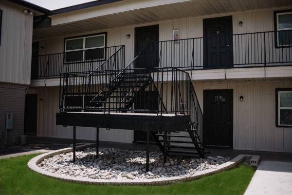 Building Photo - 505 E Alexander Ln