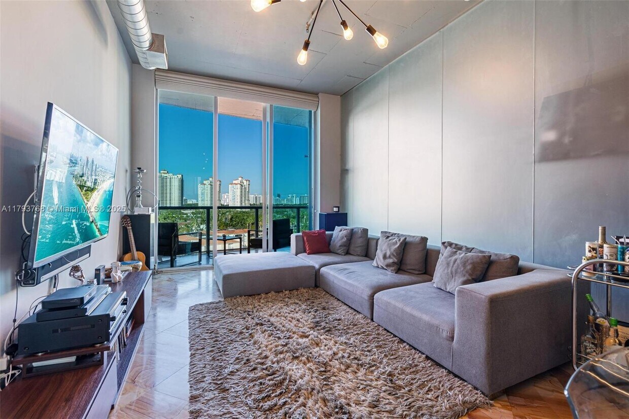Foto principal - 3029 NE 188th St