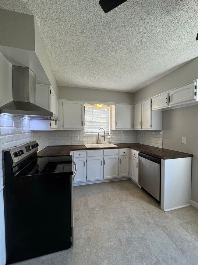 Building Photo - 2 Bed Duplex with Bonus Room & Garage