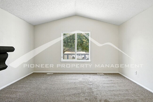 Building Photo - Spacious Home with Washer/Dryer and Storag...