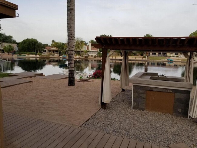 Foto del edificio - AVAILABLE NOW IN THE SPRINGS ON THE LAKE I...