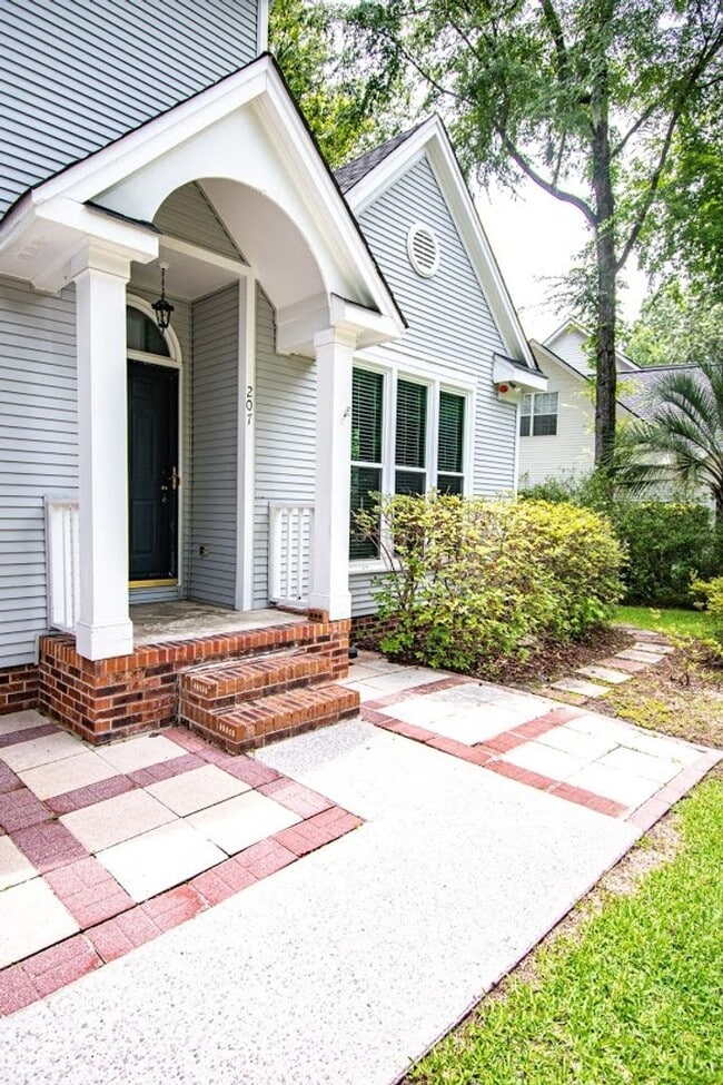 Building Photo - 207 Essex Dr