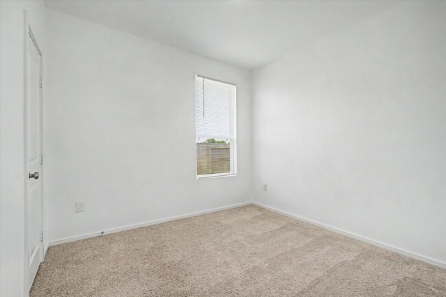 Building Photo - 511 Louis Ln