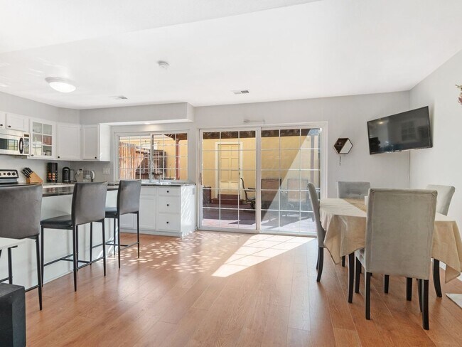 Foto del edificio - 2 Bedroom 3 Bathroom Remodeled Townhome in...